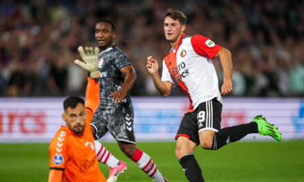 Santiago Giménez anota su primer gol en Holanda
