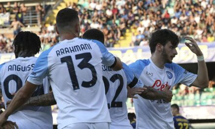 Napoli gana 5-2 de visita en Verona, Lozano asiste en gol