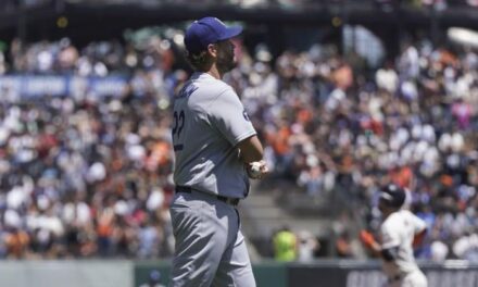 Kershaw se va con dolor de espalda en triunfo de Dodgers 5-3 sobre Gigantes