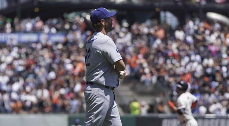 Kershaw se va con dolor de espalda en triunfo de Dodgers 5-3 sobre Gigantes