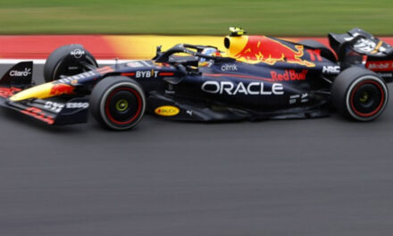 ‘Checo’ con apuros; Verstappen, el más veloz en segunda práctica