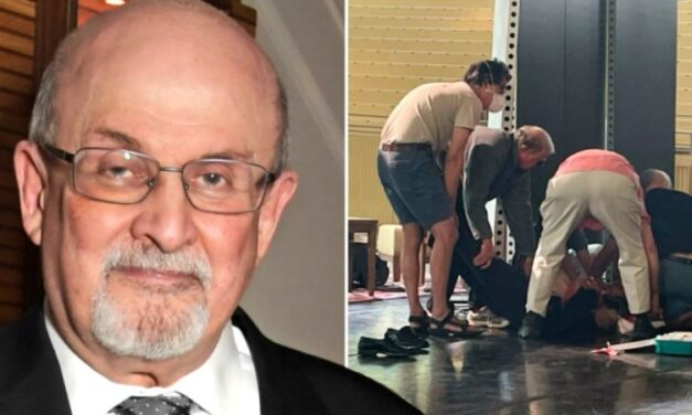 Escritor Salman Rushdie fue atacado en un evento en New York