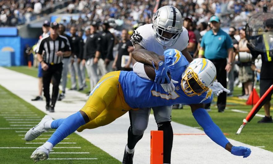 Herbert lanza 3 pases de anotación, Chargers vence a Raiders