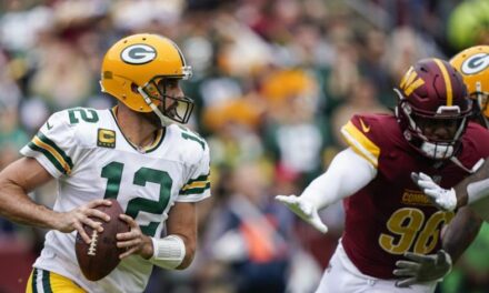 Aaron Rodgers y los Packers pierden 23-21 ante Commanders