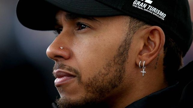 Multan a Mercedes con 25 mil euros por piercing de Lewis Hamilton