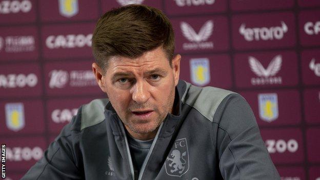 Aston Villa le da las gracias a Steven Gerrard