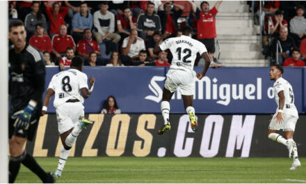 Valencia gana 2-1 a Osasuna; Kluivert consigue su 1er gol