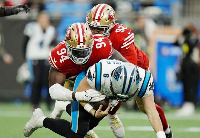 49ers doblegan a Panthers en su 1er triunfo como visitantes