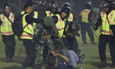 Una estampida en un estadio de Indonesia deja 125 muertos