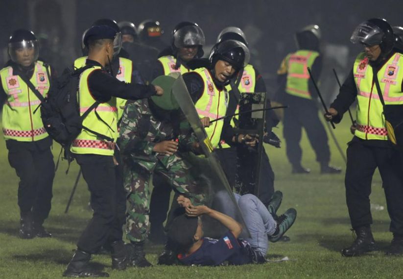 Una estampida en un estadio de Indonesia deja 125 muertos