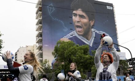Argentinos evocan a Maradona en vísperas del Mundial
