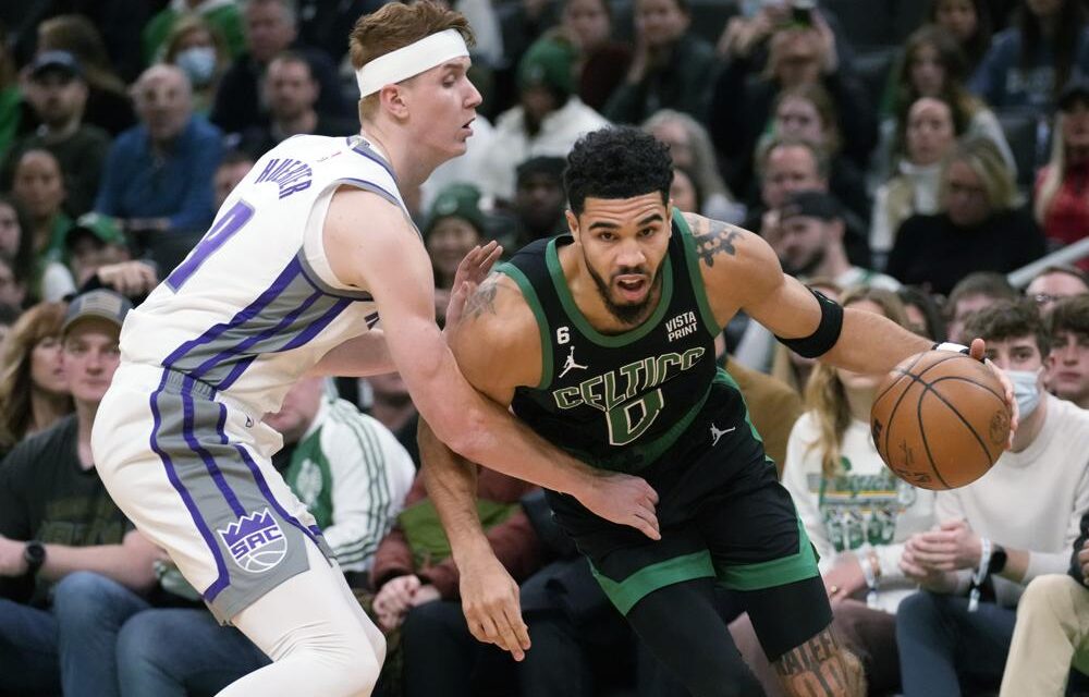 Tatum anota 30 puntos y Celtics se imponen 122-104 a Kings