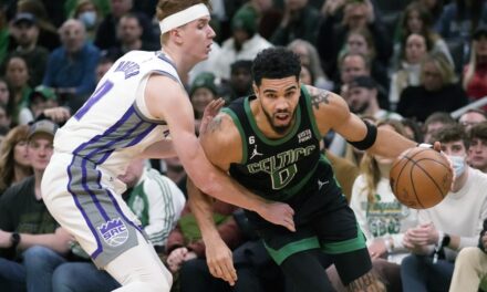 Tatum anota 30 puntos y Celtics se imponen 122-104 a Kings