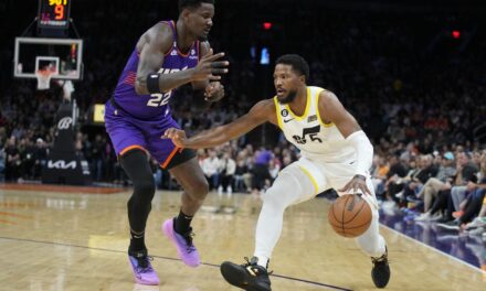 Con 29 puntos y 21 rebotes de Ayton, Suns superan al Jazz