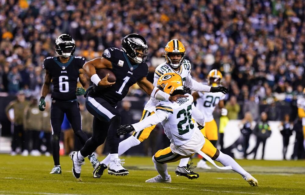 Eagles adelantan a Packers 40-33; Rodgers se lesiona