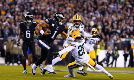 Eagles adelantan a Packers 40-33; Rodgers se lesiona