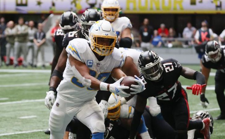 Chargers ganan a Falcons 20-17