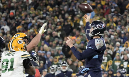 Titans ganan 27-17 a Packers; Tannehill se impone a Rodgers