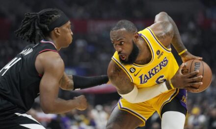 LeBron se lesiona y Clippers se imponen 114-101 a Lakers
