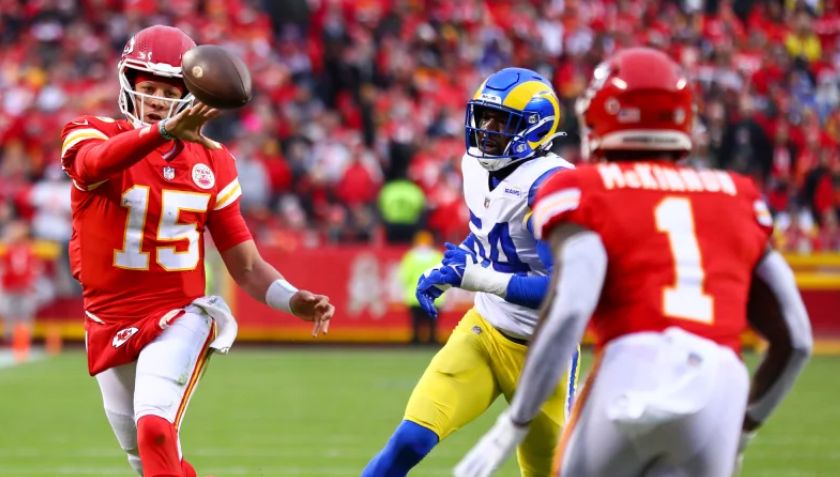 Chiefs pelean para superar a unos golpeados Rams