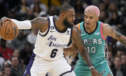 LeBron James regersa y Lakers se imponen 105-94 a Spurs