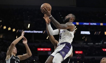 Con 39 puntos de James, Lakers superan a Spurs