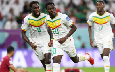 Senegal vence a Qatar y sentencia a los anfitriones