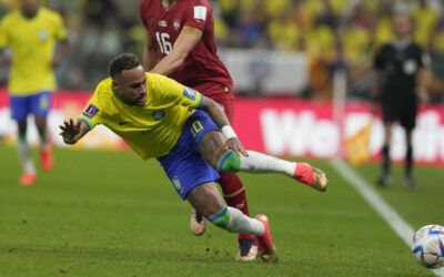 Neymar muestra tobillo hinchado, planea regresar al Mundial
