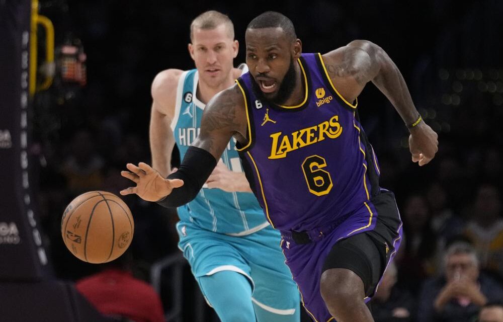 Hornets se imponen 134-130 a Lakers; Hayward rompe el empate