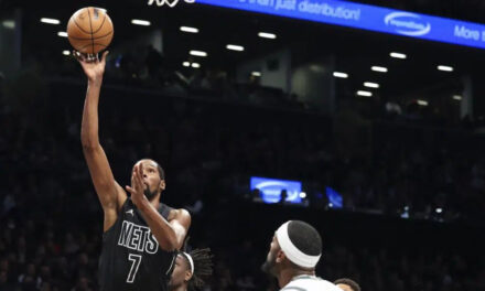 Nets superan por 118-100 a Bucks y ligan octava triunfo