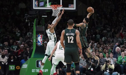 Celtics superan 139-118 a Bucks en duelo de líderes