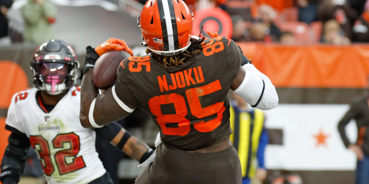 Browns descartan a Njoku para duelo ante Houston por lesión
