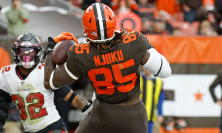 Browns descartan a Njoku para duelo ante Houston por lesión