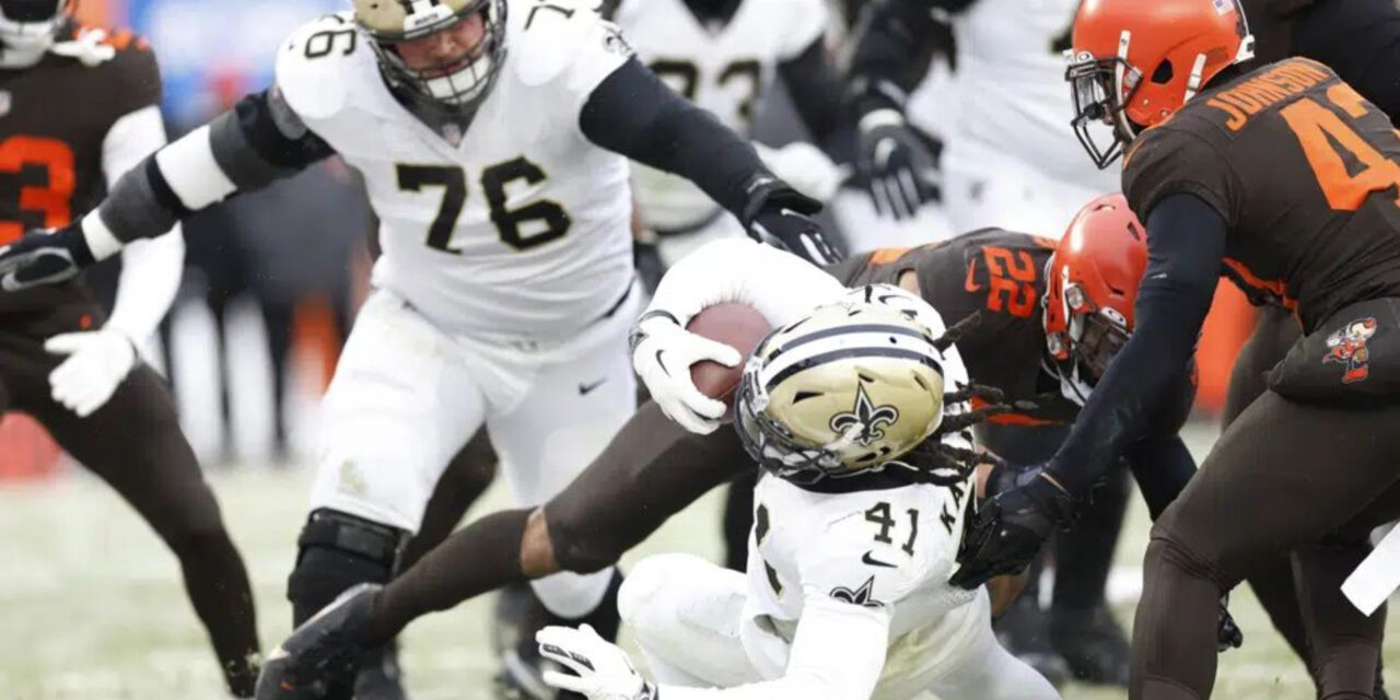 Saints soportan el frío y remontan ante Browns