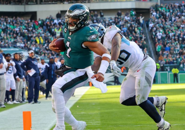 Con espectacular duelo de Hurts, Eagles vencen a Titans