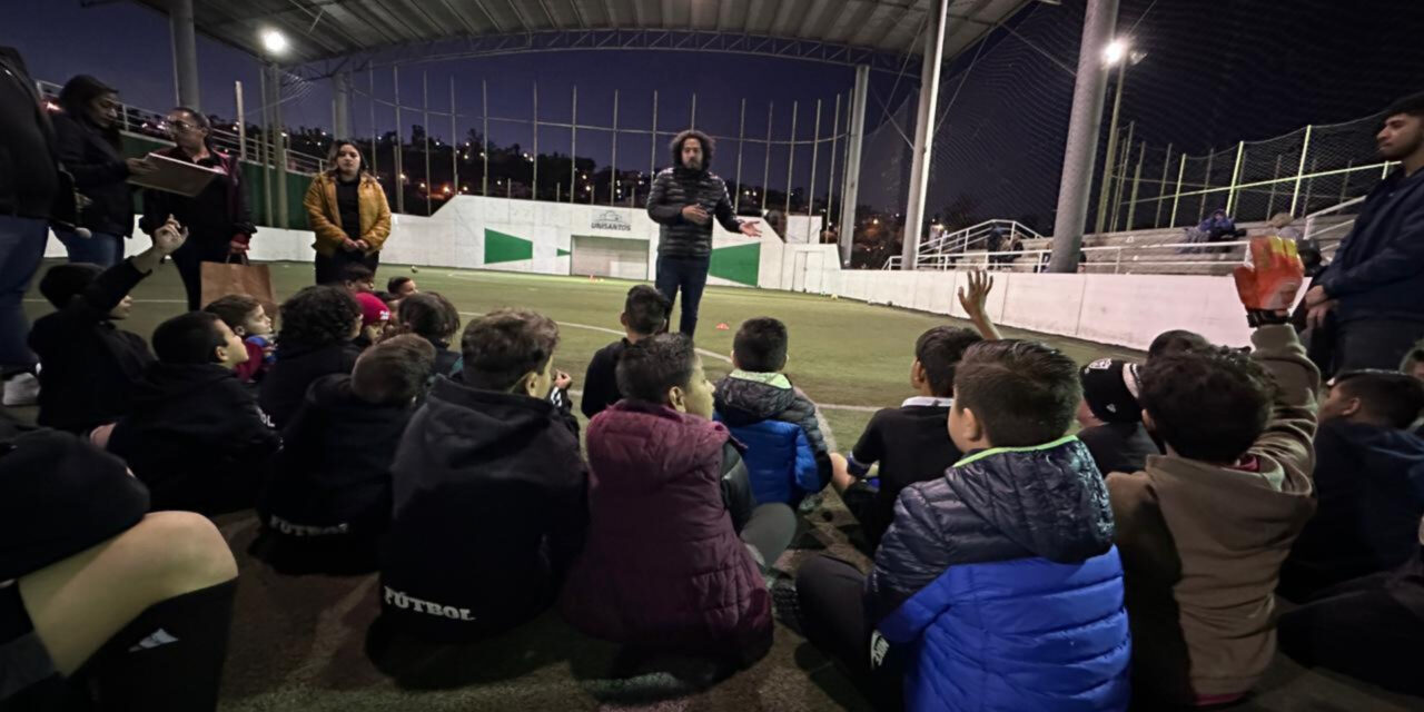 Da Joshua Ábrego plática y consejos a alumnos de la Academia de Fútbol de Zonkeys