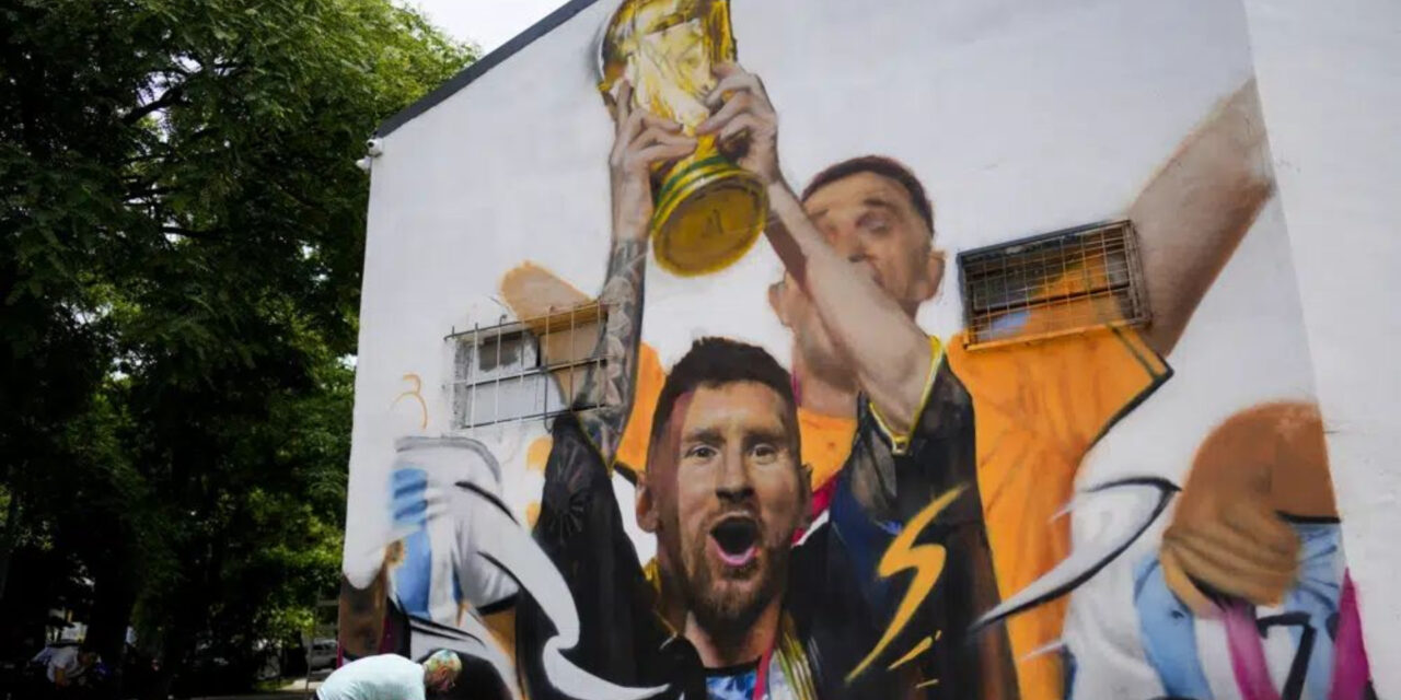 Esquina de Buenos Aires muestra a Messi con Copa del Mundo