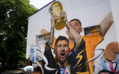 Esquina de Buenos Aires muestra a Messi con Copa del Mundo