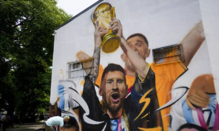 Esquina de Buenos Aires muestra a Messi con Copa del Mundo