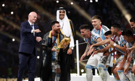 Messi y el lujoso atuendo que utilizó para levantar la Copa del Mundo Qatar 2022
