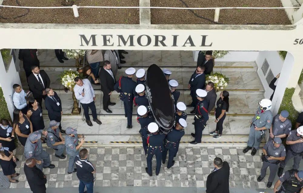 Pelé recibe sepultura en la ciudad a la que dio fama mundial