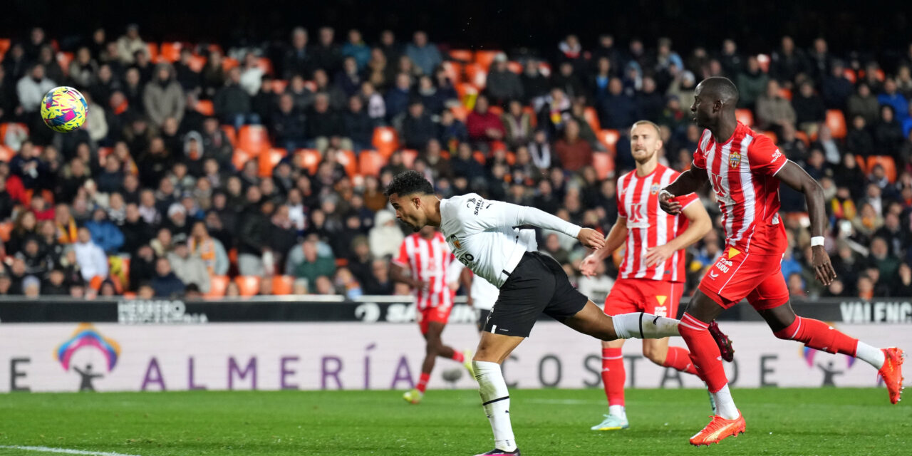 Valencia sigue batallando, empata 2-2 con el Almería