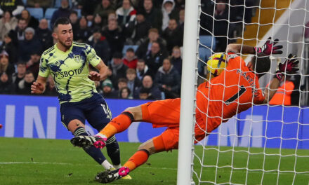 Aston Villa gana 2-1 a Leeds con gol de argentino Buendía