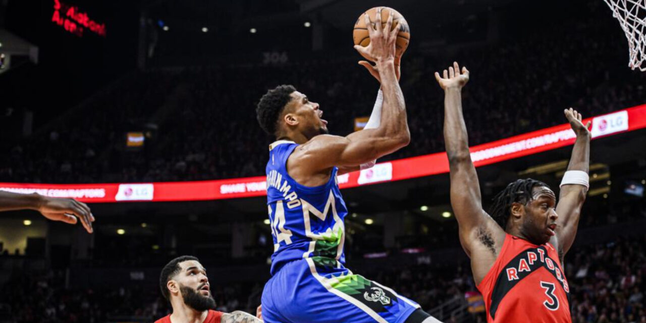 Con triple-doble de Antetokounmpo, Bucks vencen a Raptors