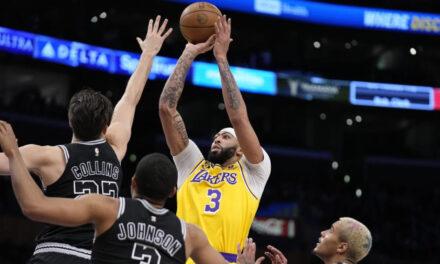 Davis vuelve con 21 puntos y los Lakers derrotan a los Spurs