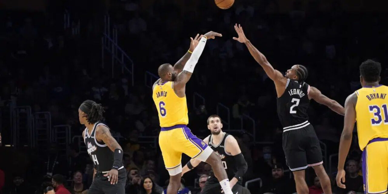 LeBron anota 46 pero Clippers aplastan a Lakers