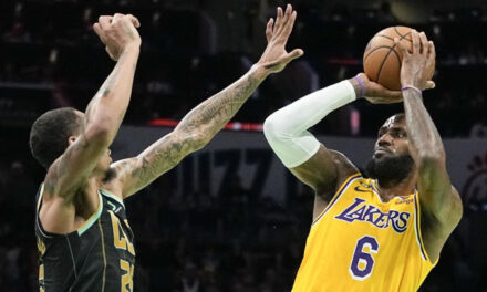 Con 43 puntos de James, Lakers superan 121-115 a Hornets