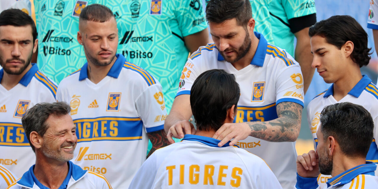 Tigres se toma fotografía del CL2023 con jersey blanco