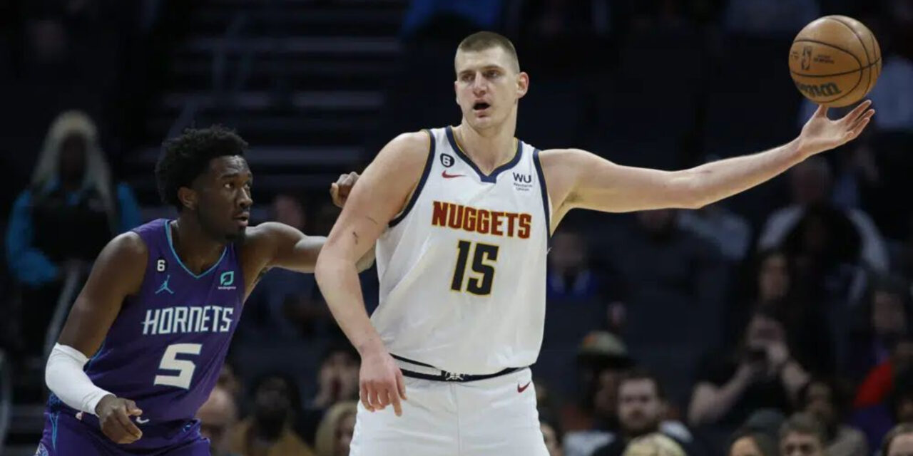 Jokic lleva a Nuggets diezmados a triunfo sobre Hornets