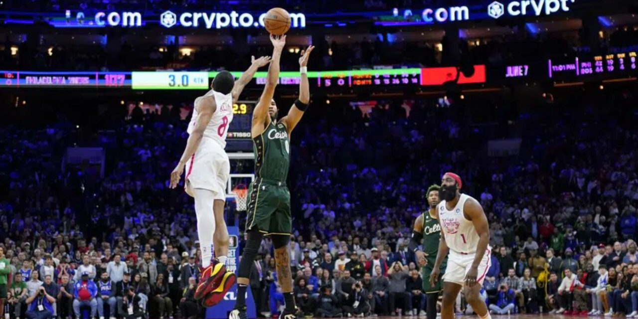 Con triple agónico de Tatum, Celtics superan a 76ers